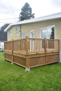 Porte-Patio et terrasse en bois traité brun