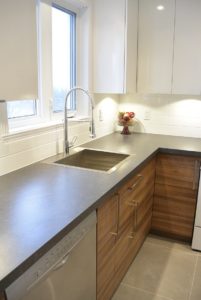 Comptoir foncé, Armoire blanche et bois mélamine, FEXA Rénovation cuisine