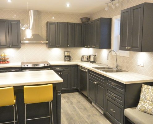 Armoire de cuisine en bois couleur anthracite, cuisine tendance, dosseret de cuisine gris pâle arabesque, cuisine transitionnelle, ilot de cuisine, FEXA Cuisine