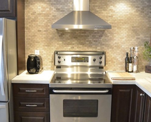 Dosseret marbre mosaique, hotte cheminée, retombée avec encastrée, armoires en bois, FEXA Construction Cuisine