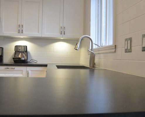 Comptoir de cuisine Formica Ardoise Basalte 3690, dosseret tuiles 4 x 16 blanches, FEXA Rénovation cuisine