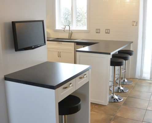 Armoire de cuisine shaker blanches, comptoir Formica Ardoise Basalte 3690, dosseret de cuisine tuiles 4 x 16 blanches mur plein, bureau intégré à la cuisine sur mesure, FEXA Rénovation cuisine