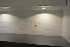 Dosseret de cuisine, céramique blanche allignée, FEXA Rénovation