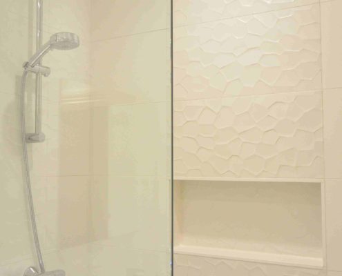 Rénovation de salle de bain consitant à une modification majeur de l'espace. On y retrouve une douche à l'italienne avec banc sur mesure. Toute la surface banc, douche et plancher chauffant. Une imperméabilisation complète du plancher et de des murs de la douche à été préalablement effectuée.